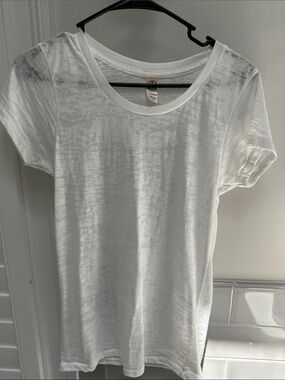 Alternative size Medium white like new tee worn once bgt @ Bloomingdale’s